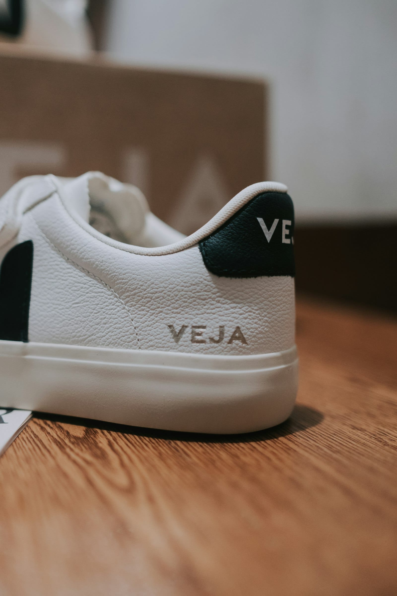 Weiße Sneaker pflegen: So bleiben sie wirklich sauber