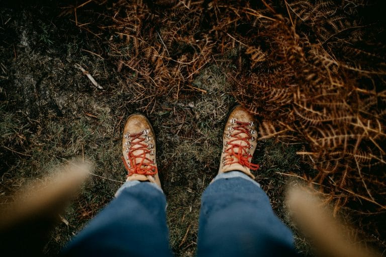 Wanderschuhe richtig schnüren: 6 Profi-Techniken gegen Druckstellen und rutschende Ferse