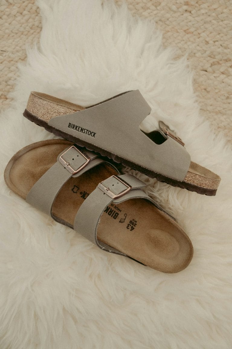 Thong-Sandalen 2026: Der Comeback-Trend mit Kitten-Heel