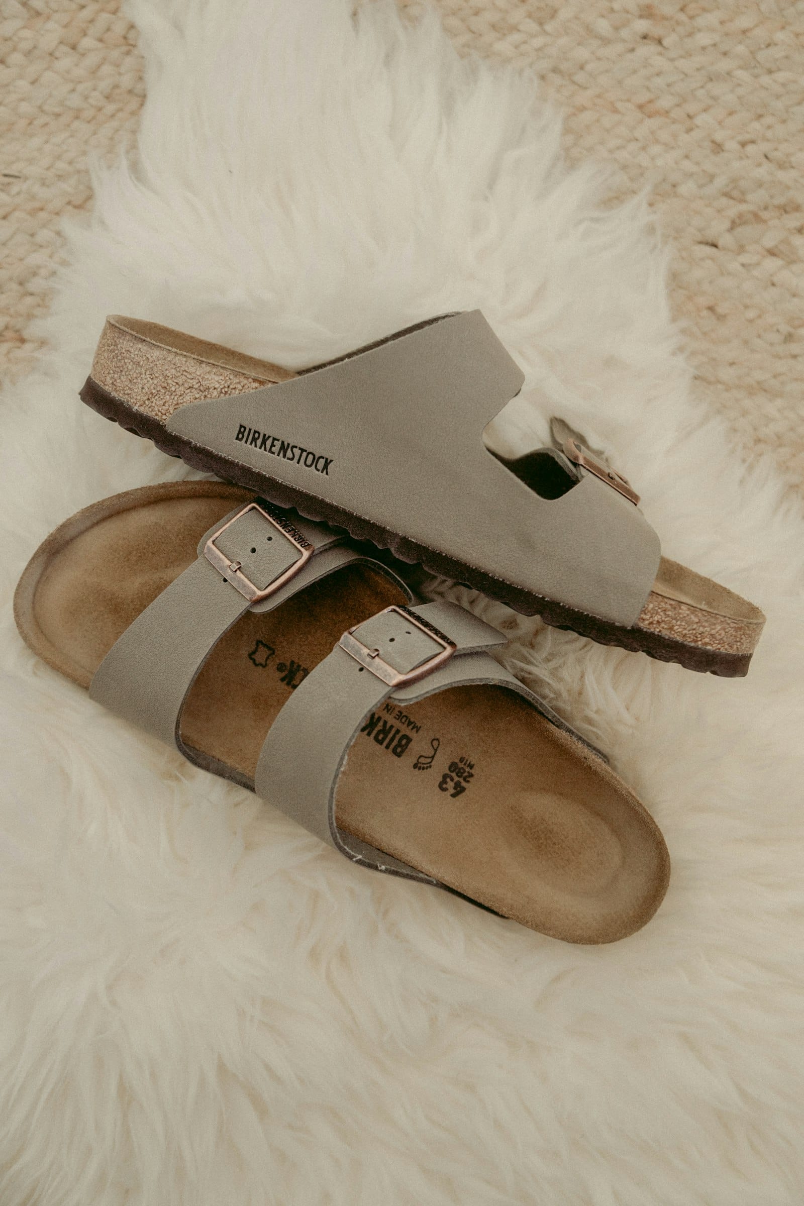 Thong-Sandalen 2026: Der Comeback-Trend mit Kitten-Heel
