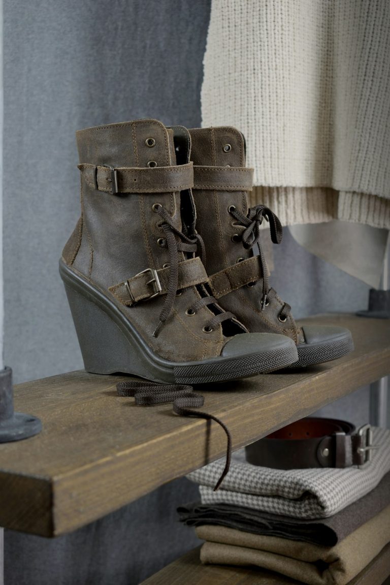 Esens-Steinstraße: 300m² Markenschuhe — das größte Sortiment an der Küste