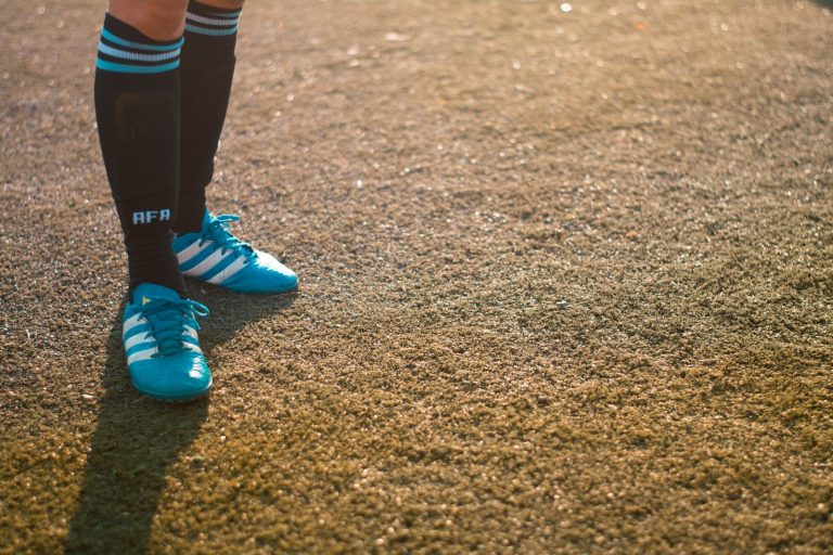 Die Arbeitsschuhe der WM-Stars: Geschichte und Handwerk des Fußballschuhs